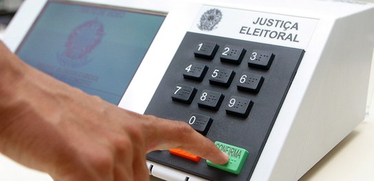 Na mira de Bolsonaro, voto eletrônico vira alvo de ataques e pauta do Congresso